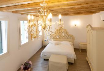 B&B LUXURY SUITE ANTONIETTA has Balcony rooms