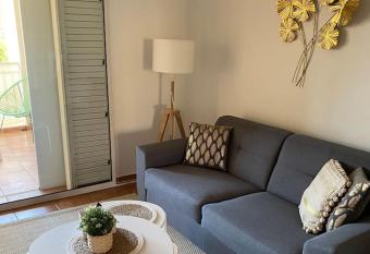 T2 en bord de mer (r  sidence avec piscine) has Balcony rooms