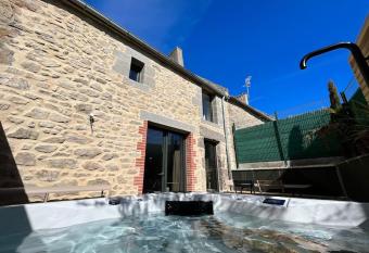 Douceur de vivre en bord de mer - Jacuzzi et chemin  e has rooms with a private hot tub