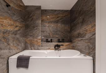 Magnes Hotel allows 18 year olds to book a room