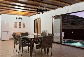 Cortijo Borreguero has Balcony rooms