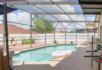 Enchanted Kingdom Villa Disney Magic/W Heated Pool has rooms with a private hot tub