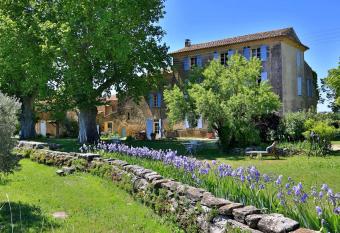 Domaine la Carraire has Balcony rooms