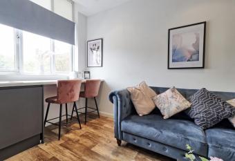 Cosy Coastal Haven 1-Bedroom Apartment in Southend-On-Sea - Southend Stays allows 18 year olds to book a room