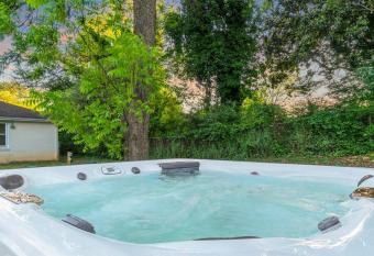 $10 Uber Downtown - HOT TUB/ Jacuzzi has rooms with a private hot tub