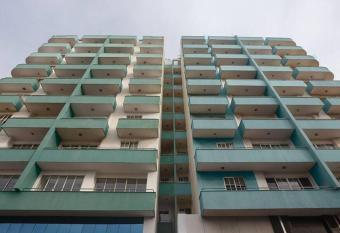 Colombo 3 Luxury Apartment has rooms with a private hot tub