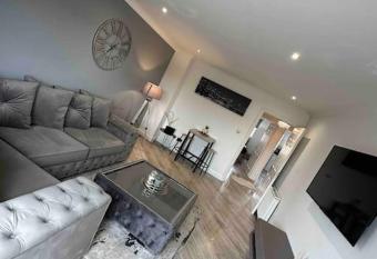 2 Bed ensuite flat, Parking, WIFI, Sky TV,{M74/M8} has Balcony rooms