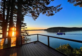 The Main Deck Cliffside Ocean Views has Balcony rooms