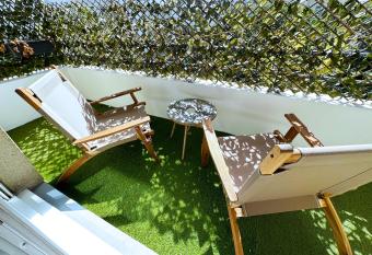 L   crin du stade By UTA HOUSE has Balcony rooms