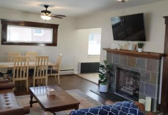 Relaxed Central Apartment Full Kitchen with Washer and Dryer allows 18 year olds to book a room