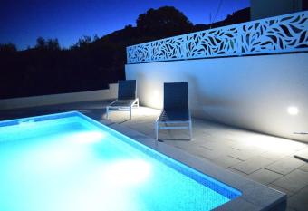 Luxury apartment with Pool, Jacuzzi and Sea View has rooms with a private hot tub