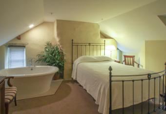 Joseph Ambler Inn has rooms with a private hot tub