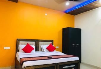 HOTEL TIP TOP -- LPU Law Gate -- Family, Students, Couples has Balcony rooms