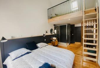 La Maison Rose en Centre historique has Balcony rooms