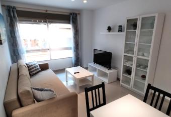 Apartamento en la playa allows 18 year olds to book a room