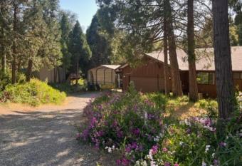 Ponderosa Creekside Retreat has rooms with a private hot tub