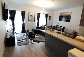 Milton Keynes Love Home has Balcony rooms