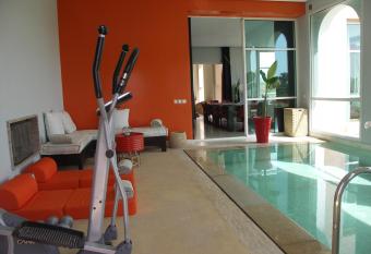 Villa Loanaelle has rooms with a private hot tub