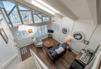 Bayfront Master Suite at Bandon Marina Inn has Balcony rooms