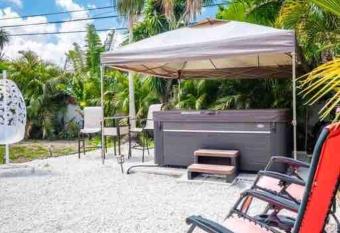 saltwater spa 4 minutes from the beach! has rooms with a private hot tub