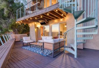 Skydeck Suite by KreitzBooking has Balcony rooms