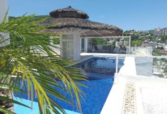 CLUB DE GOLF has rooms with a private hot tub