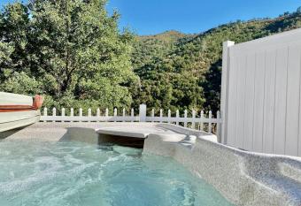 Eagle Nest River Views Hot Tub Games Sleeps 6 has rooms with a private hot tub