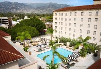 2B2B New Remodel King Bed allows 18 year olds to book a room