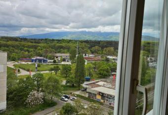              has rooms with a private hot tub