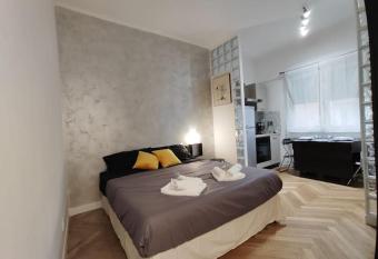 Loft a due passi dal mare has Balcony rooms