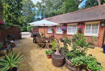 Oxfordshire Country Cottage has Balcony rooms