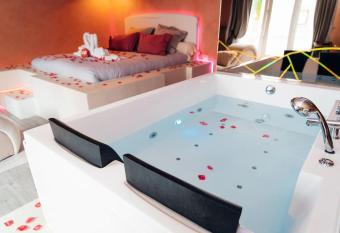 Love room jacuzzi proche Disneyland allows 18 year olds to book a room