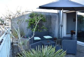 Magnifique appartement 3 pi  ces (2 chambres) + Terrasse 50 m      6 minutes de St-Catherine has Balcony rooms