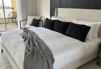 Modern 4 Bedroom Cambridge Home - Sleeps 10 has Balcony rooms