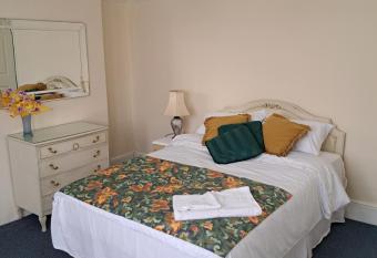 Double Room available- London Seven Kings Seven Kings Train Station allows 18 year olds to book a room