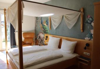 Gasthof Berghof allows 18 year olds to book a room