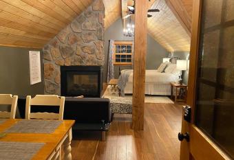 Luxury Suite in the Woods! Fireplace, Whirlpool! New! has rooms with a private hot tub