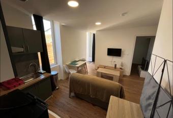 Charmant appartement avec terrasse proche du centre has Balcony rooms