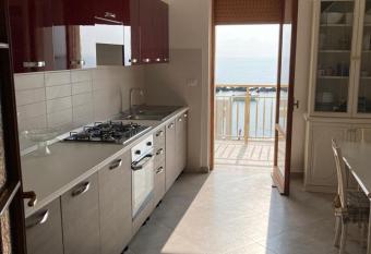 IL RICCIO appartamento sul mare has Balcony rooms