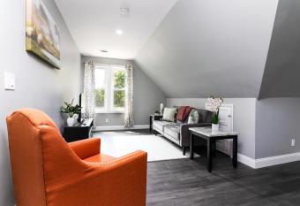 Cozy Micro apartment Sleeps 4 Minutes from Niagara Falls allows 18 year olds to book a room