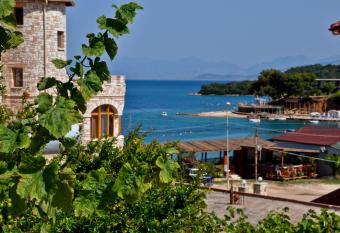 Zace Studios has Balcony rooms