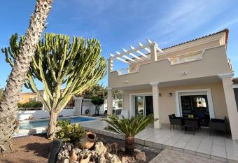 Villa Hermosa with a private pool has Balcony rooms