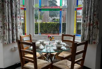 Quaint City Centre Cottage has Balcony rooms