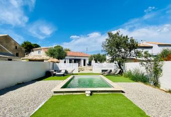 VILLA CAYLUS has Balcony rooms