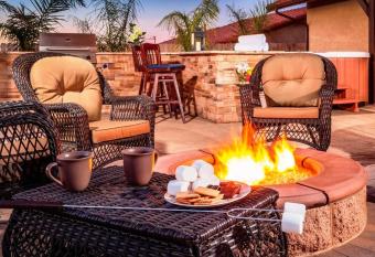 (null) has rooms with a private hot tub