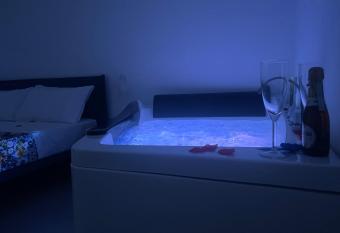 Brezza di Stabia Rooms has rooms with a private hot tub
