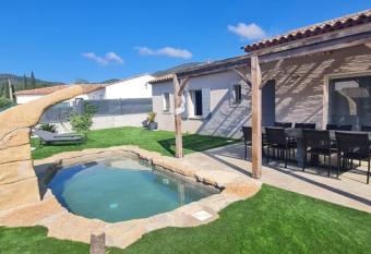 Superbe villa climatis  e, piscine, jardin, parking has Balcony rooms