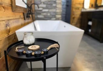 Meadows Edge Cabin has rooms with a private hot tub