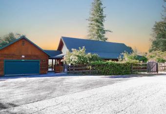 Yosemite Villa - log cabin with spectacular views & stargazing has rooms with a private hot tub