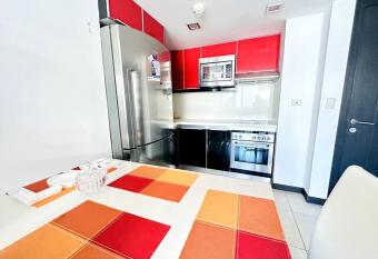 Exclusivo y Hermoso Departamento Puerto Santa Ana has rooms with a private hot tub